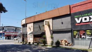 Bella Baruel outside