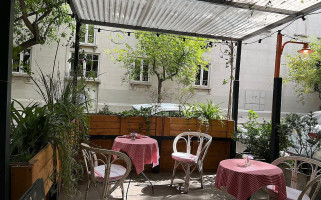 Caché Bistro outside